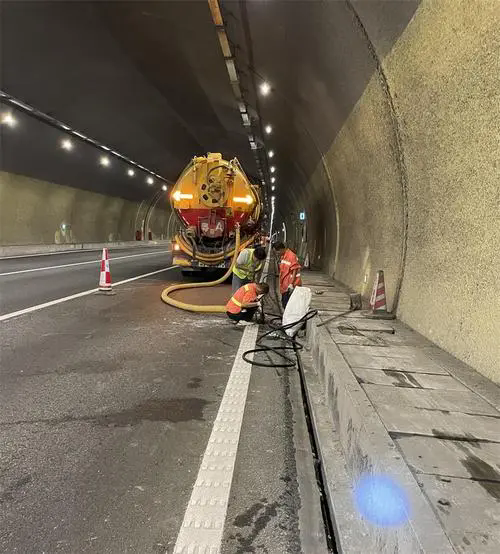 和政隧道排水渠清淤